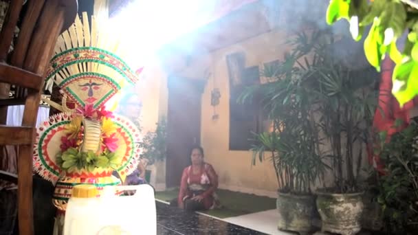 Balinese giften gegeven als offergaven tijdens ceremonie — Stockvideo