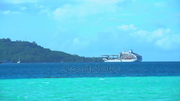 Navio de cruzeiro que navega de Bora Bora — Vídeo de Stock