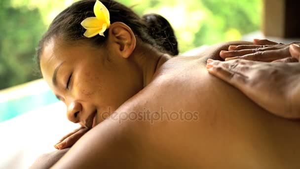 Massagebehandling på kvinna — Stockvideo
