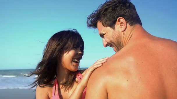 Ζευγάρι απολαμβάνει διακοπές στην παραλία — Αρχείο Βίντεο