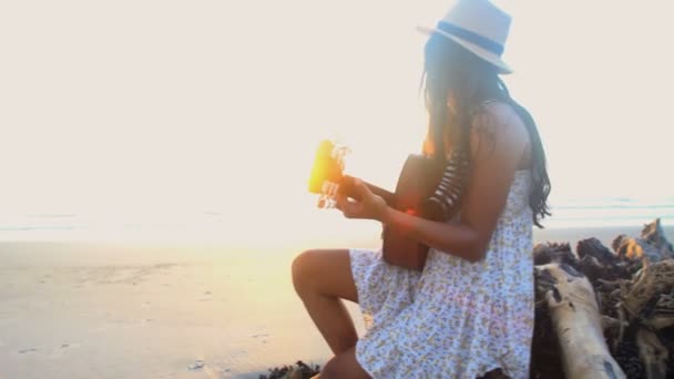 Feminino tocando guitarra — Vídeo de Stock