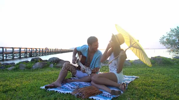 Muž a žena hrající na kytaru — Stock video