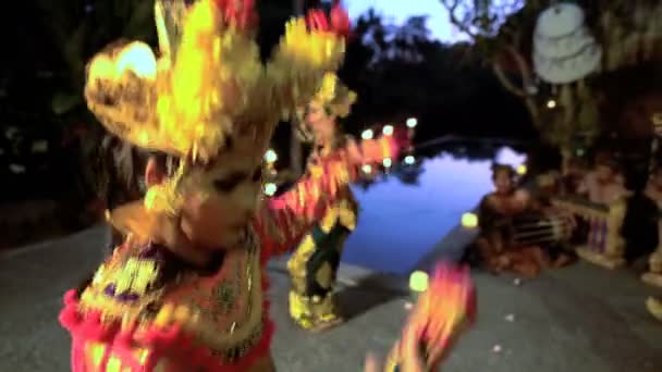 Femmes exécutant la danse artistique — Video