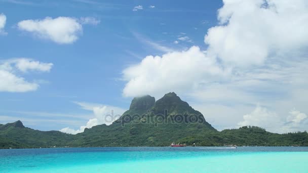 Lagoa aquamarina e Mt Otemanu — Vídeo de Stock