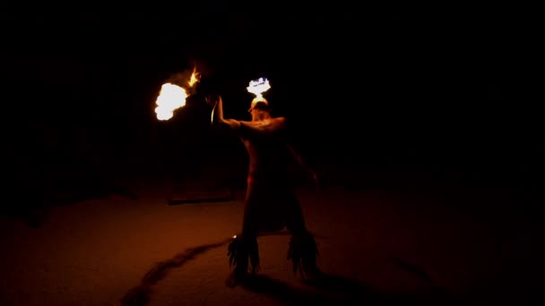 Fire Eater actuando con antorchas llameantes — Vídeos de Stock