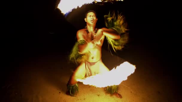 Yangın dansçı yanan meşale ile — Stok video