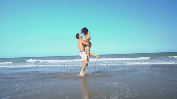 Maschio e femmina che si abbracciano sulla spiaggia — Video Stock