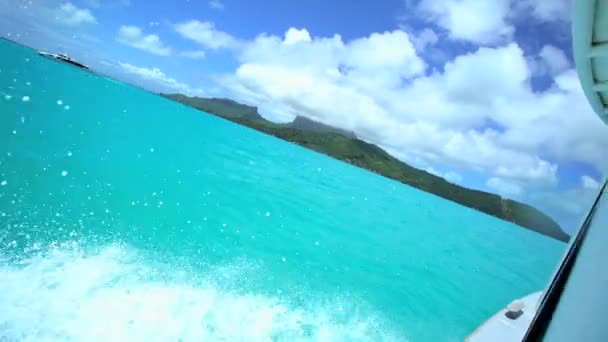 Pleziervaartuigen tussen de eilanden — Stockvideo