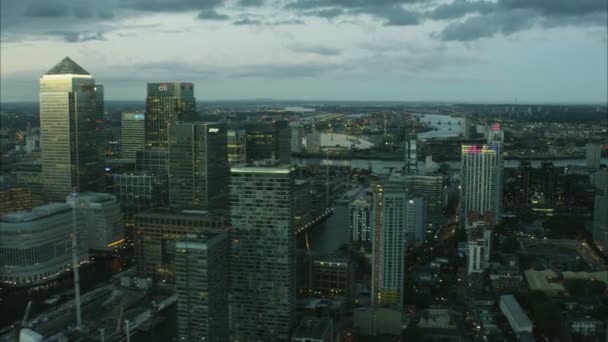 Edificios en Canary Wharf distrito de negocios — Vídeo de stock