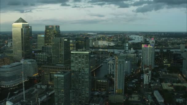 Edifici nel quartiere commerciale di Canary Wharf — Video Stock