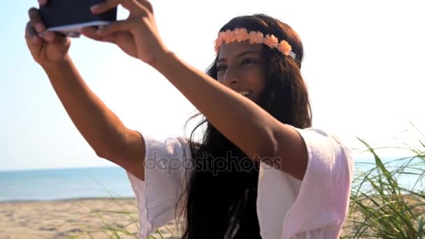 Mulher a tomar selfie — Vídeo de Stock
