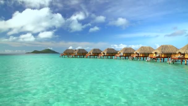 Overwater Bungalows in tropische lagune — Stockvideo