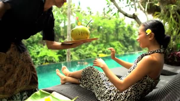 Dívka pití kokosového — Stock video