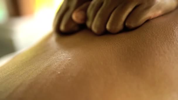 Massagebehandeling op vrouw — Stockvideo