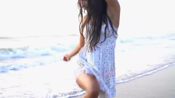 Mädchen tanzt barfuß am Strand — Stockvideo