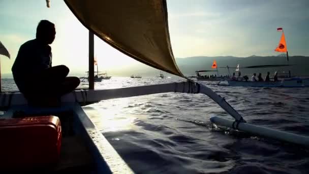 Homme chevauchant Outrigger canot — Video