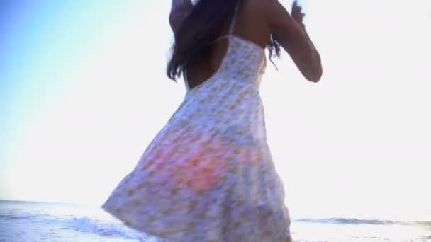 Danza femenina en la playa — Vídeos de Stock