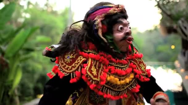 Азіатський балійскій магічні цирковий клоун маски фігурою — стокове відео