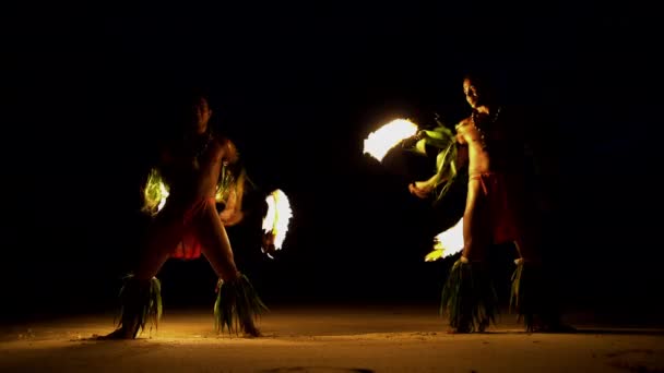 Огненные танцоры, выступающие с крутящимися факелами — стоковое видео