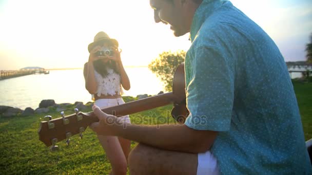 Pareja tomando fotos — Vídeo de stock