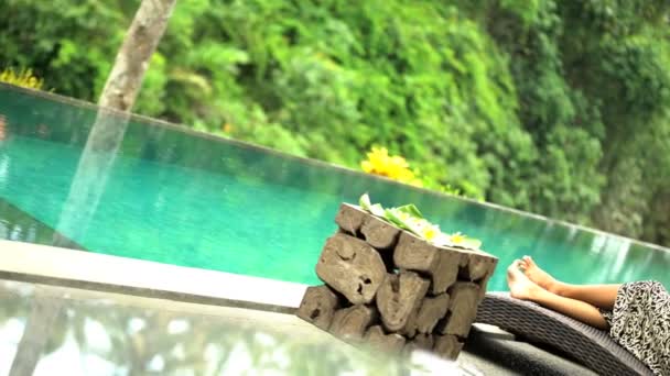 Дівчина розслабляється з кокосовим соком — стокове відео