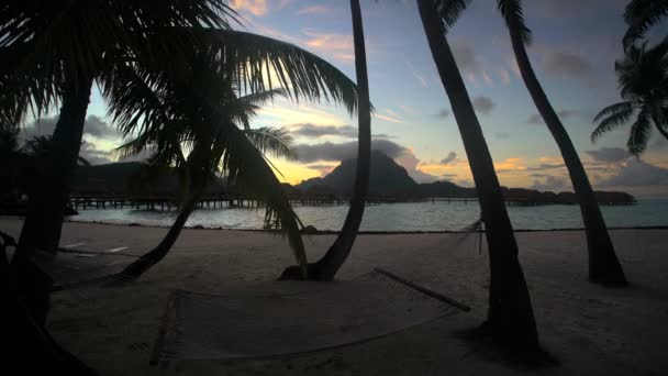 Laguna con bungalows al atardecer — Vídeo de stock