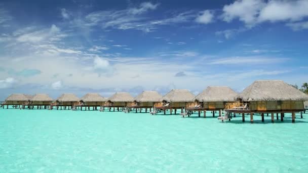 Bungalows y cabañas en la isla de Bora Bora — Vídeos de Stock