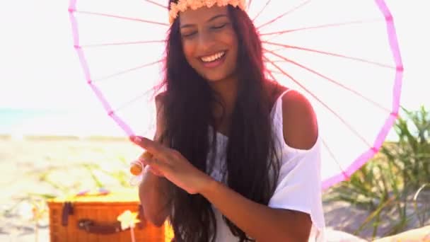 Girl with parasol enjoying picnic — Stock Video