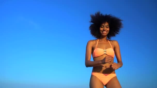 Meisje springen op strand — Stockvideo