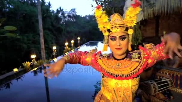 Balinese danseres uitvoeren in kostuum — Stockvideo