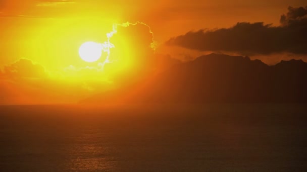 Zonsondergang over het paradijs van de berg — Stockvideo