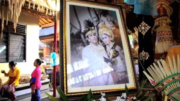 Balinesiska bröllopsbild och gäster — Stockvideo