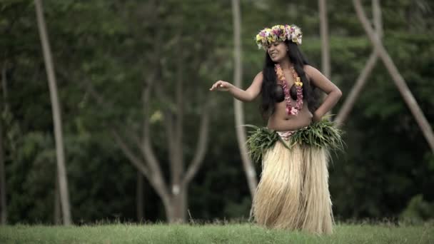 Bailarina hula realizando al aire libre — Vídeos de Stock