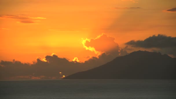 Pôr do sol sobre o remoto Mt Otemanu — Vídeo de Stock