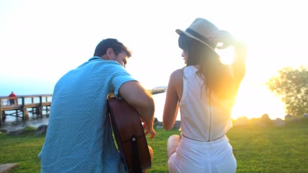 Paar spielt Gitarre — Stockvideo