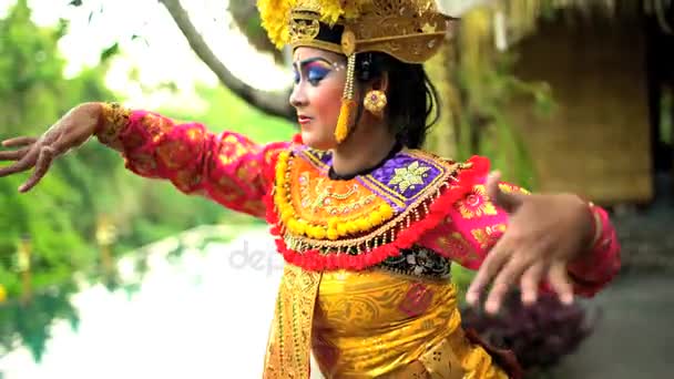 Danseuse balinaise en costume — Video