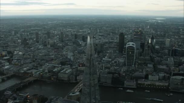 建筑物的在伦敦的泰晤士河畔 — 图库视频影像