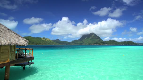 Overwater bungalow in lagune — Stockvideo