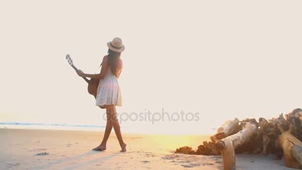 Mujer tocando la guitarra — Vídeos de Stock