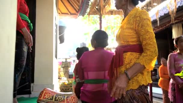 Балийские свадебные гости готовят подарки — стоковое видео