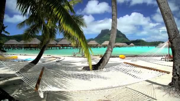 Rede de praia na lagoa aquamarina — Vídeo de Stock