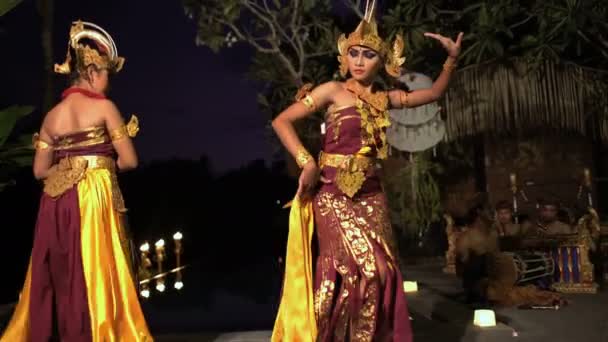 Женщины, исполняющие артистический танец — стоковое видео