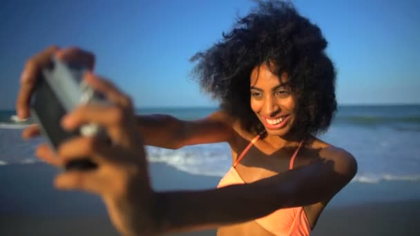Femme prenant selfie — Video