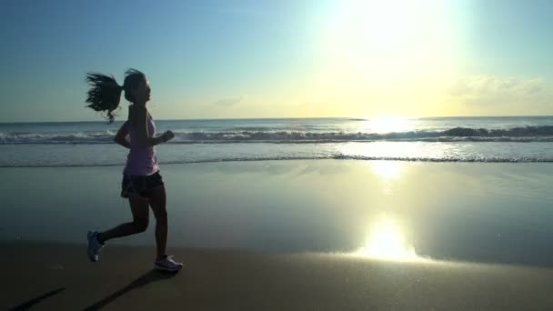 Femmina che corre accanto all'oceano — Video Stock