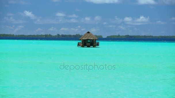 Überwasser-Hütte in Aquamarin-Lagune — Stockvideo