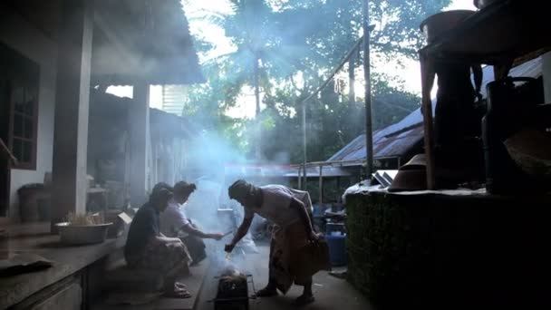 Oriental pueblo cocina por machos — Vídeos de Stock