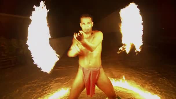 Ateş çemberi içinde performans yangın dansçı — Stok video