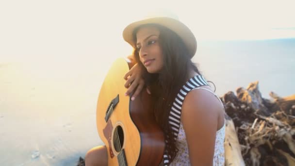 Chica relajándose con la guitarra — Vídeos de Stock