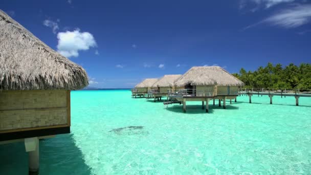 Nad vodou luxusní bungalovy Bora Bora — Stock video