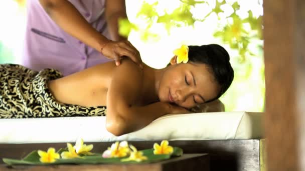 Therapeutic massage treatment by masseuse — Stock Video